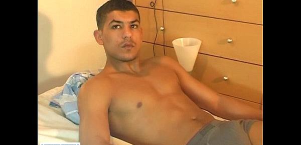  Straight arab guy serviced get wanked his huge cock by a guy !